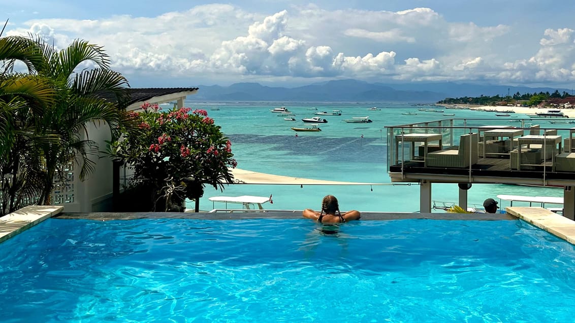 Poolen ved Mojo Surf på Nusa Lembongan