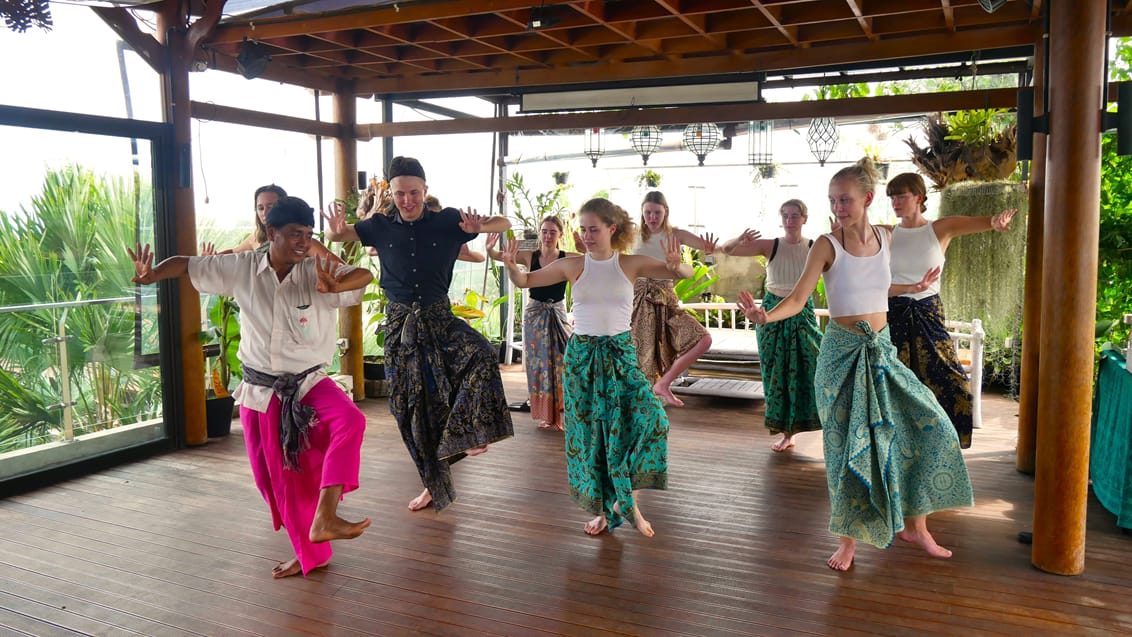 Traditionel dans på hotel i Ubud
