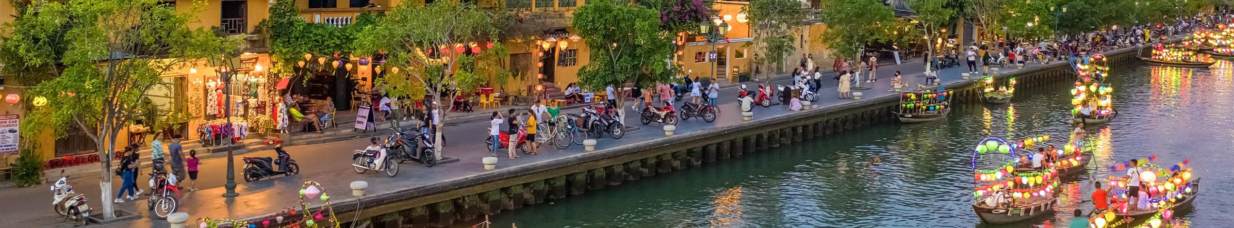 Havnepromenaden i Hoi An er altid flot og farverig