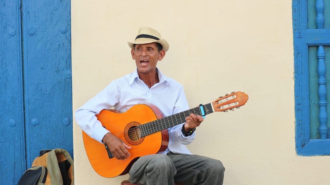 Mand med guitar i Cuba