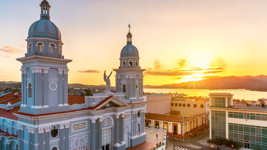 Smuk udsigt over katedral i Santiago de Cuba