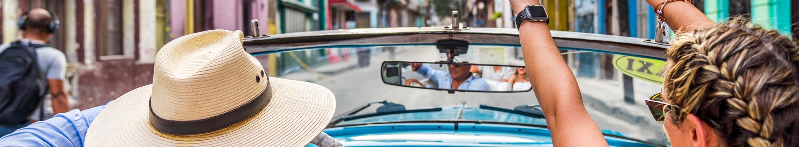 Ung i vintagebil i Havana i Cuba