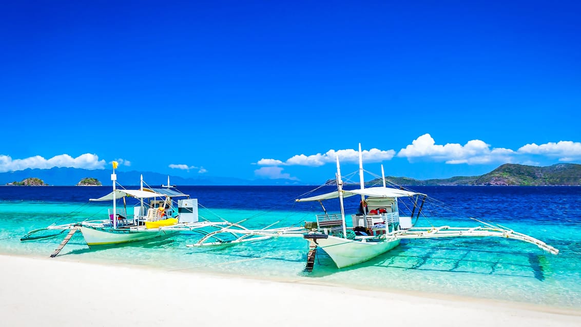 Traditionelle filippinske både ved stranden på Boracay