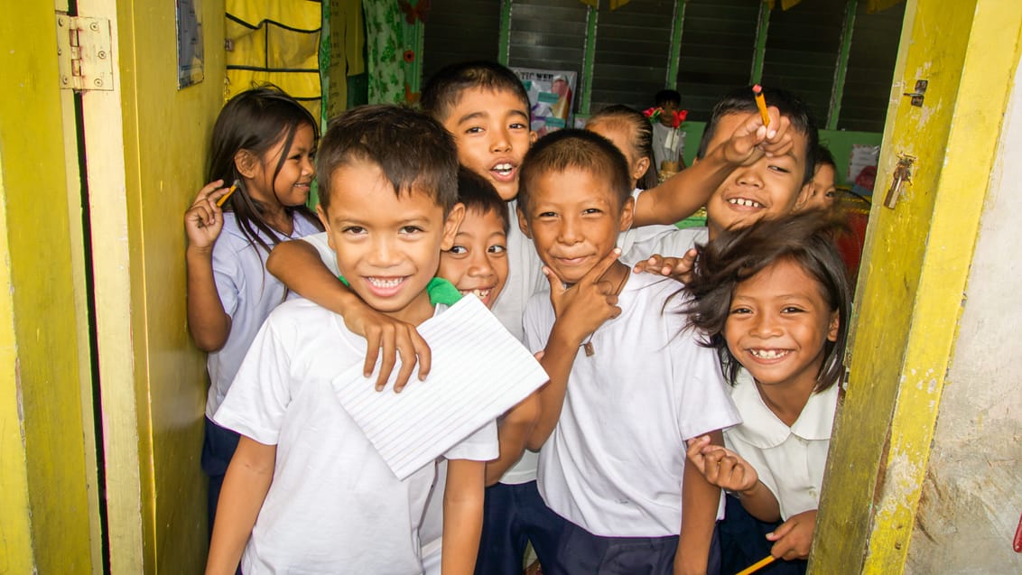 Glade skolebørn ved homestay på Mindoro