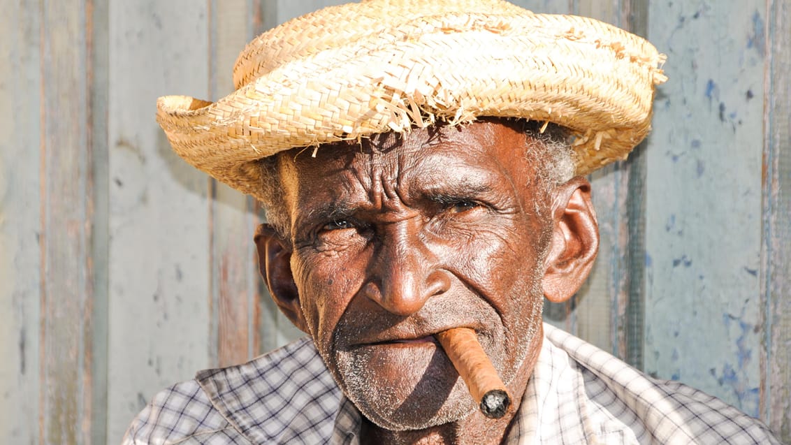 Gammel mand med cigar i Havana Cuba