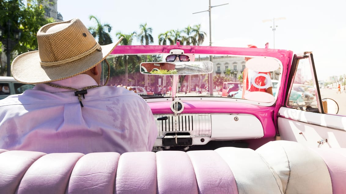 Mand i vintage bil i Havana Cuba