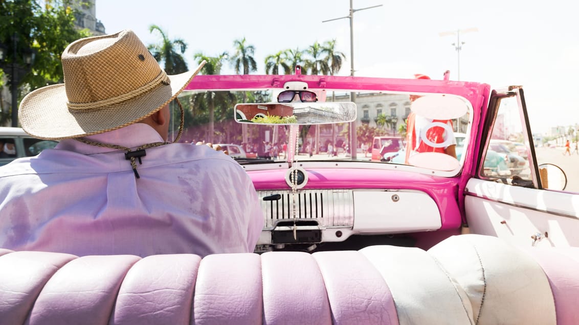 Chauffør i vintage bil i Havana Cuba
