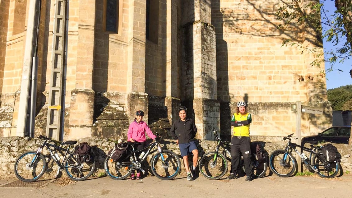 Cyklister foran kirke på Camino del Norte Spanien