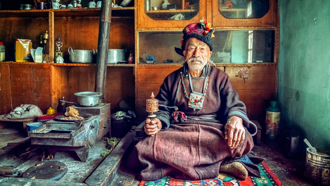 Tibetansk mand med bedemølle