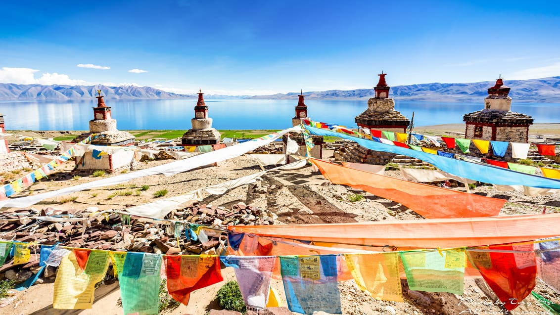 Bedeflag på vejen til Namtso Lake