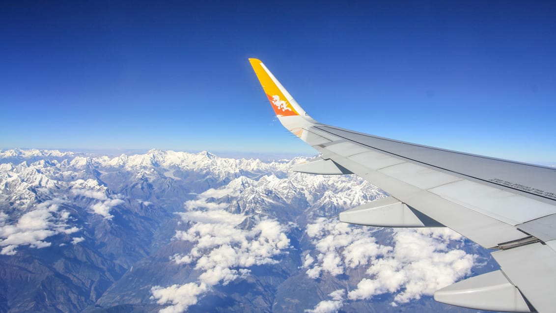 Udsigt til Mount Everest på flyrejsen fra Kathmandu til Paro