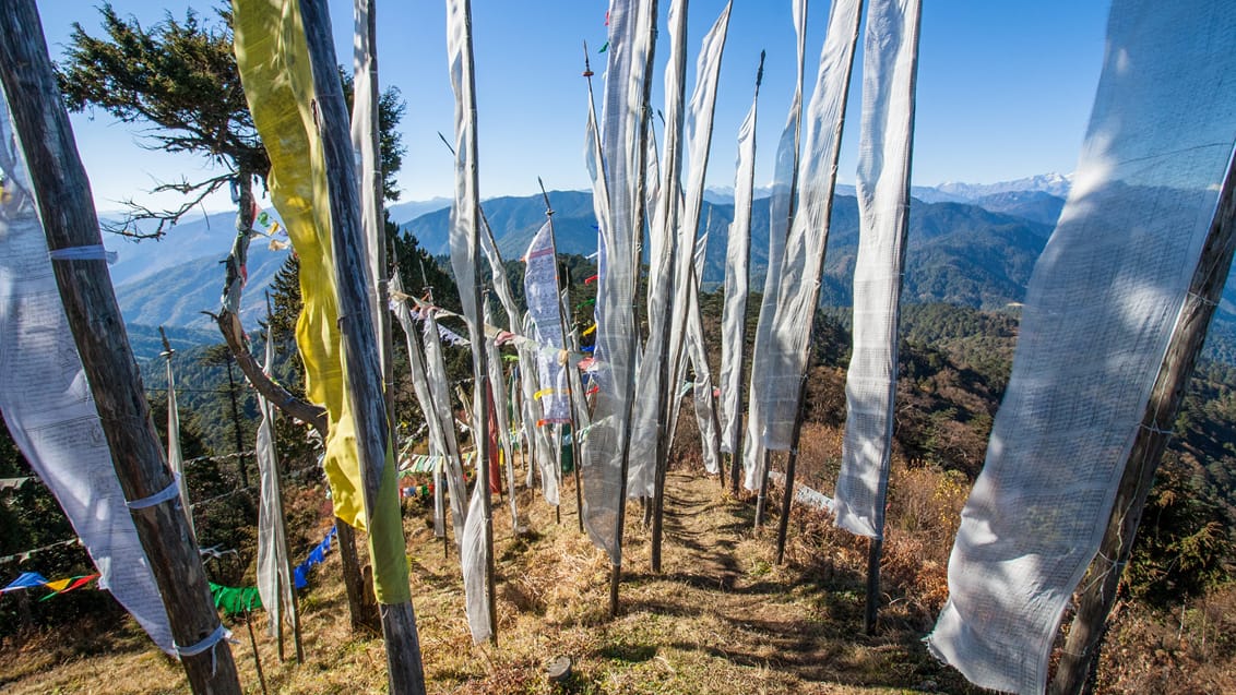 Bedeflag blafrer i vinden på trekket til Lungchotse Gompa