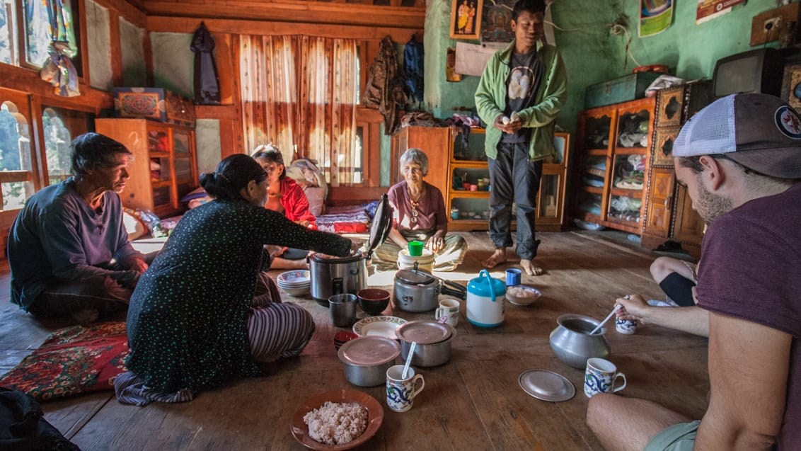 Et solidt måltid mad og en god snak på det lokale homestay