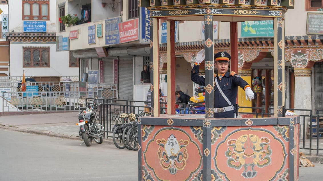 En færdselsbetjent styrer trafikken i Thimphu - de lokale ville ikke have et trafiklys