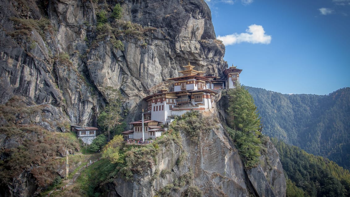 Tiger's Nest balancerer på siden af et højt bjerg