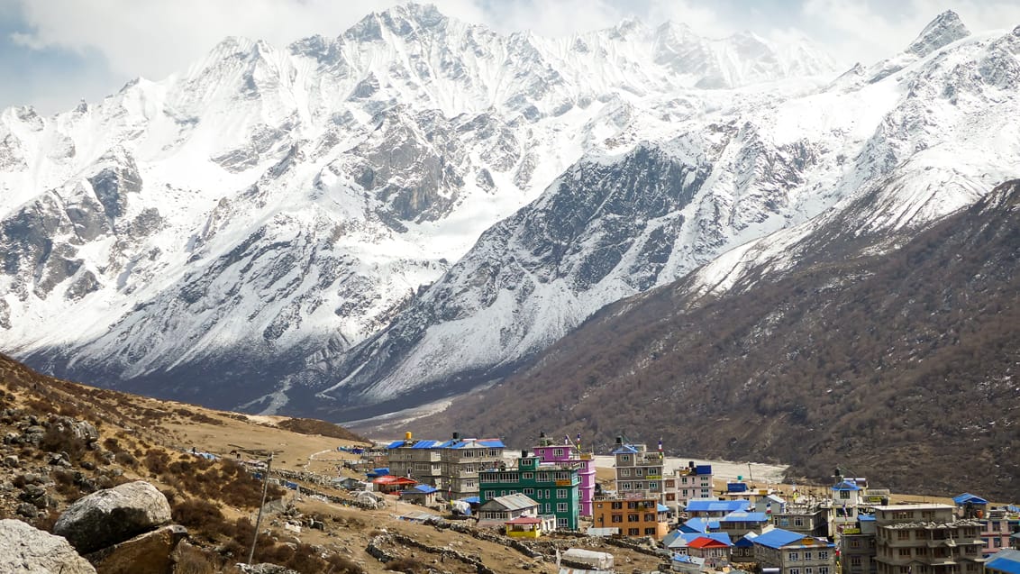 Landsby midt i det imponerende Himalaya i baggrunden
