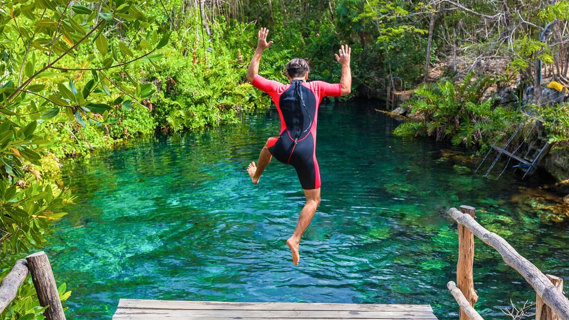 Mand hopper i cenote Mexico