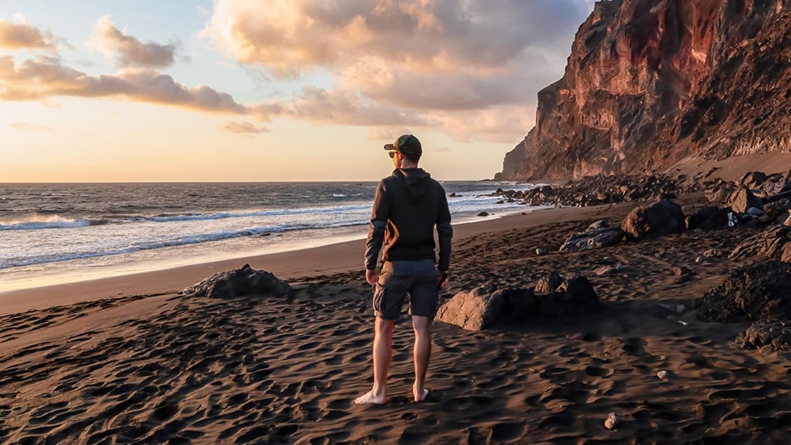 Mand på strand La Gomera Spanien