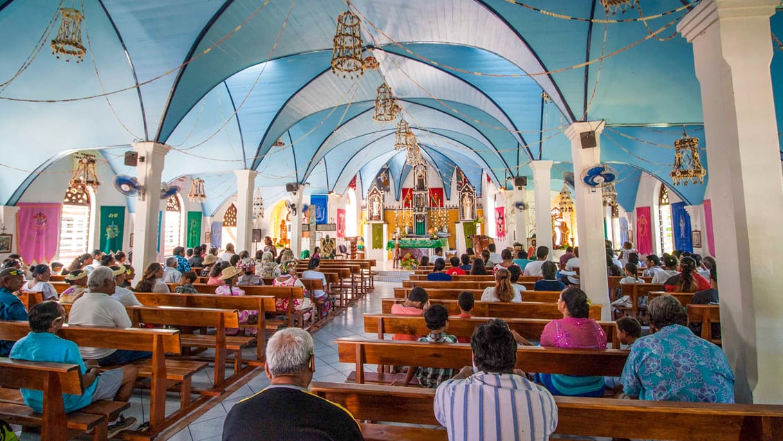 Det er en stor oplevelse at tage i kirke om søndagen i Fransk Polynesien - her på Fakarava