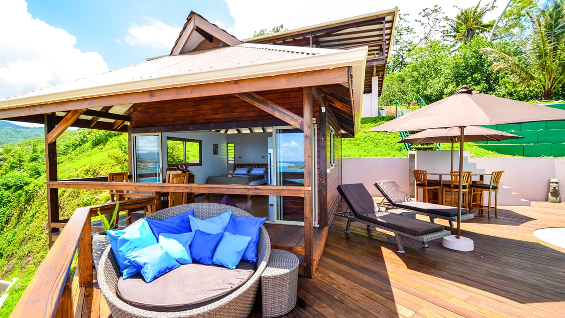 Pension Villa Tonoi er et mindre resort med smukke udsigter over havet, en pool, hyggelig restaurant med diverse lokale retter og indkvarteringen i bungalows