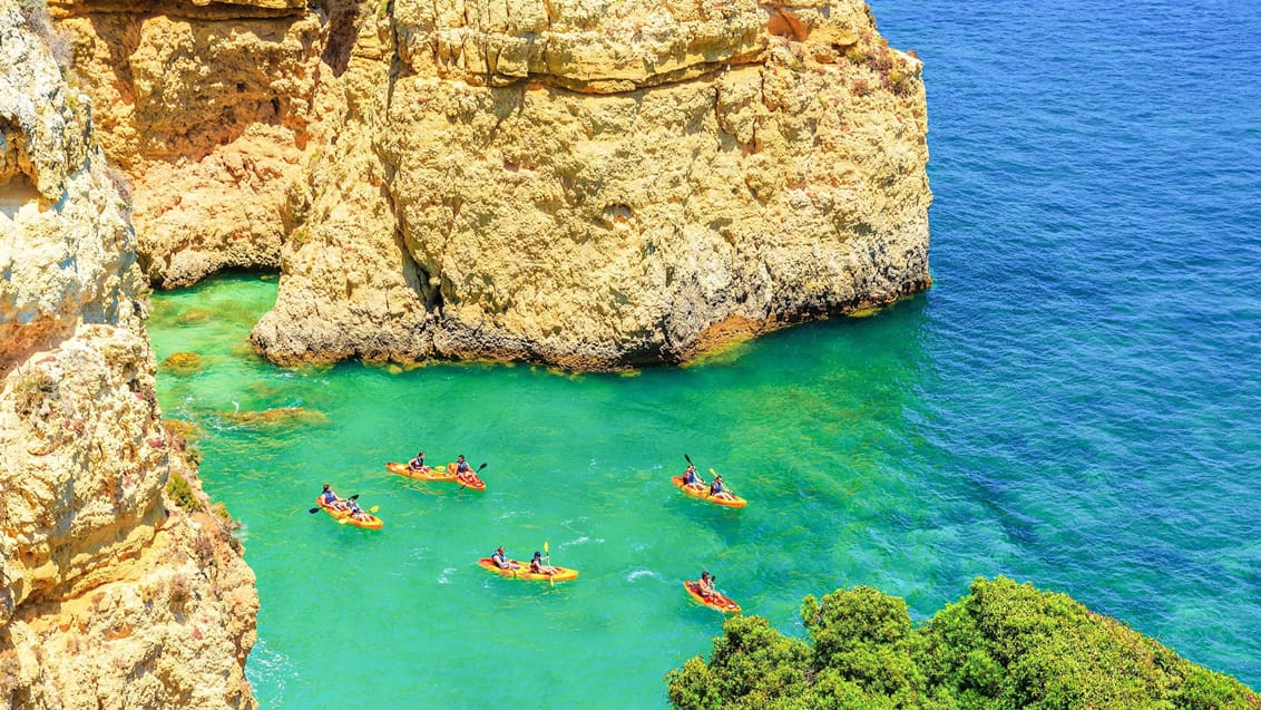 Kajakker langs Algarvekysten i Portugal