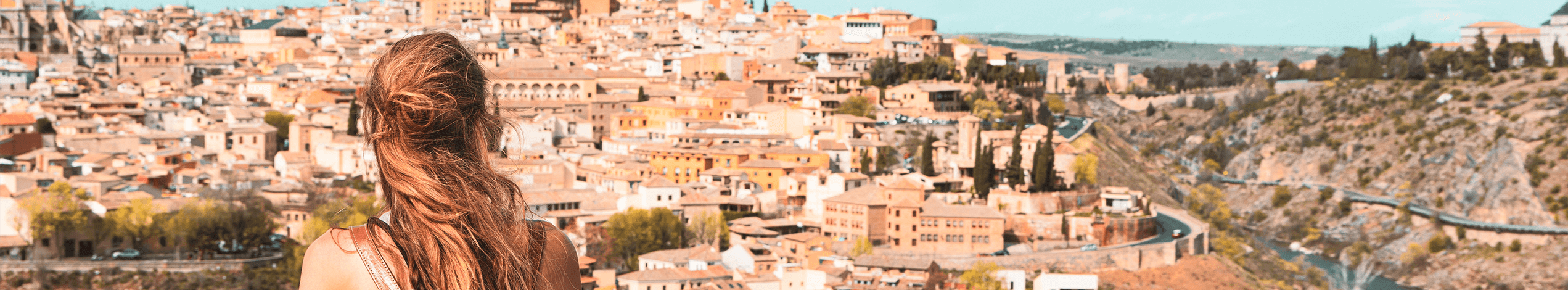 Kvinde ser ud over Toledo i Spanien