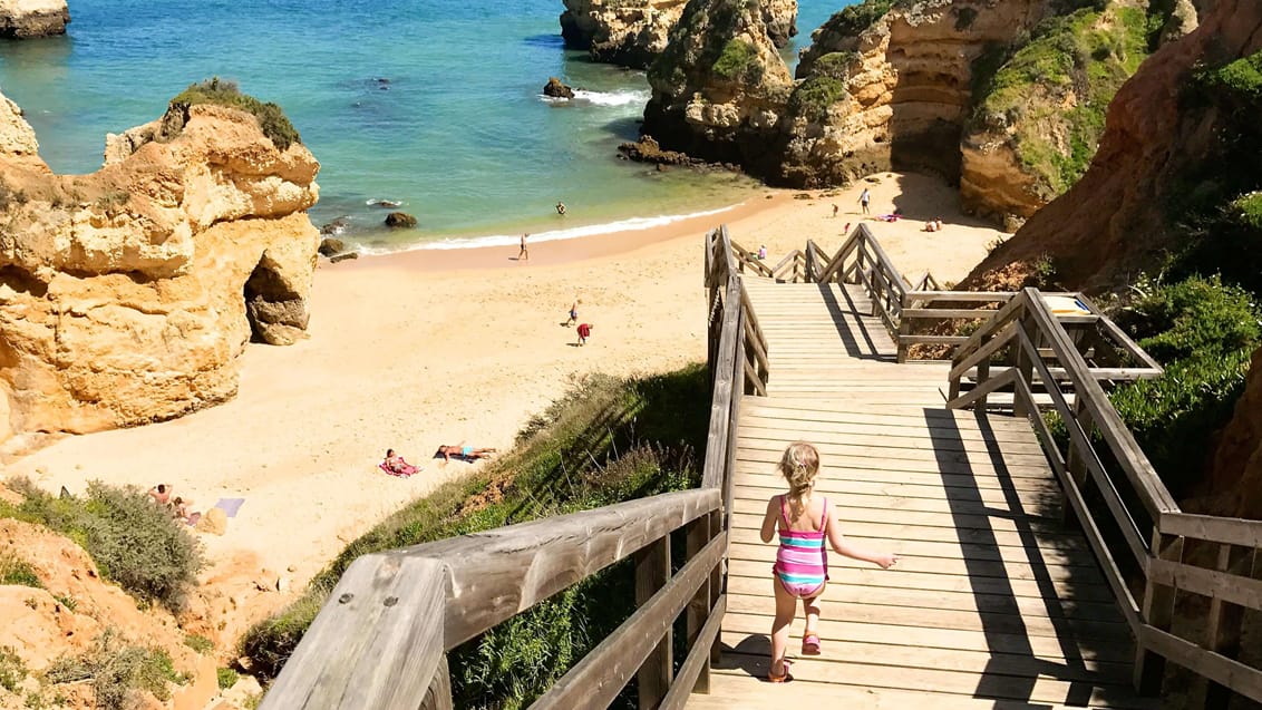 Strand på Algarvekysten i Portugal