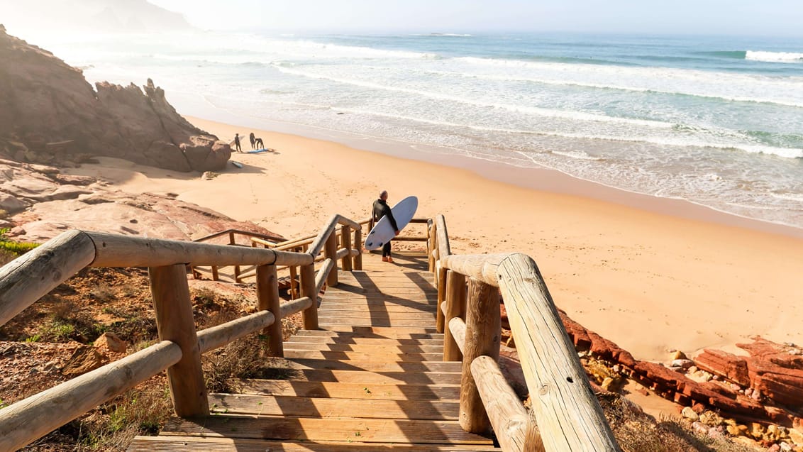 Surfer ved Praia do Amado i Portugal