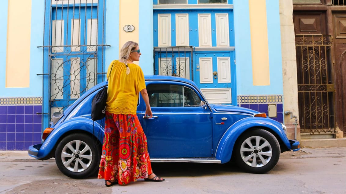 Blå vintage bil i Havanas gader
