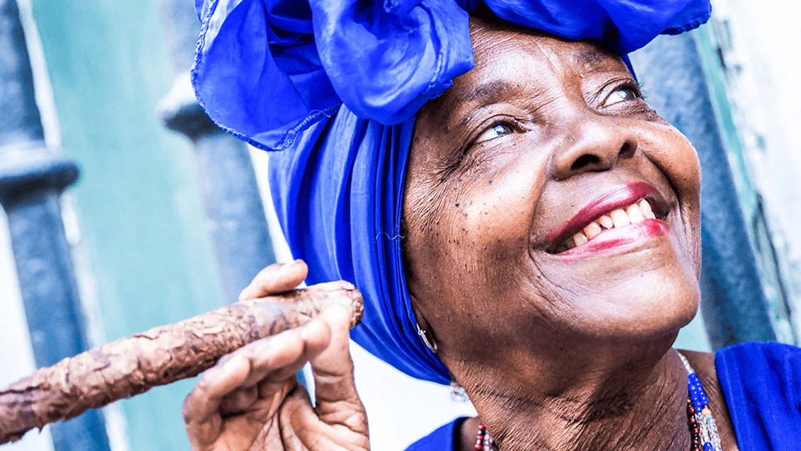 Cubansk kvinde med cigar