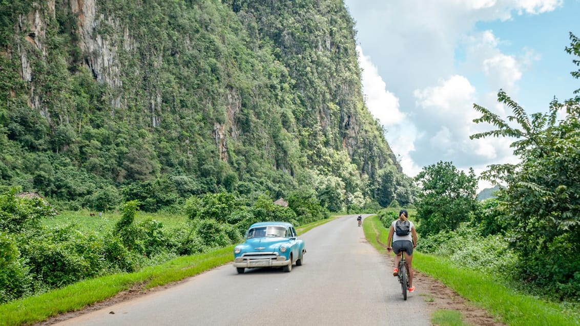 På cykel i Vinales-dalen, Cuba