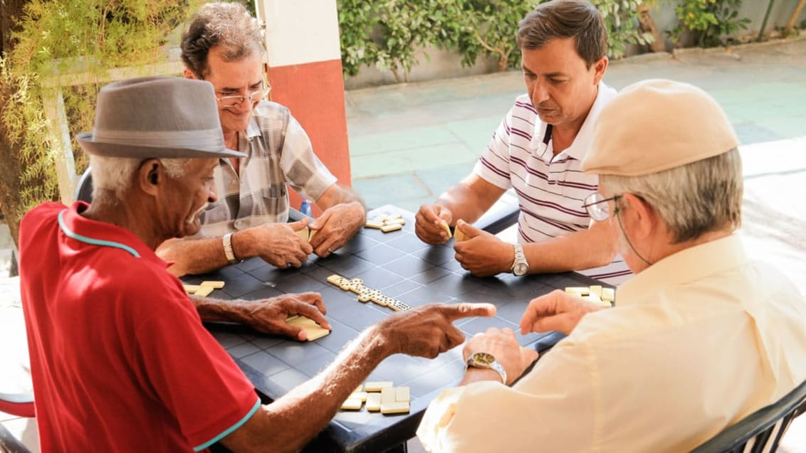 Cubanske mænd spiller domino