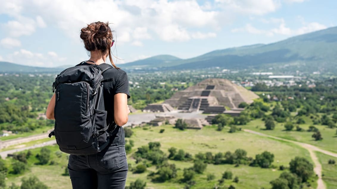 Kvinde ser ud over Teotihuacan, Mexico