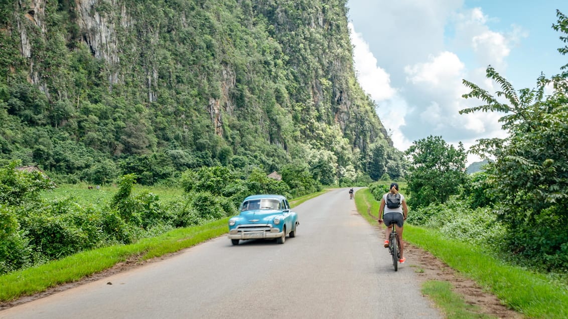 På cykel i Vinales-dalen, Cuba