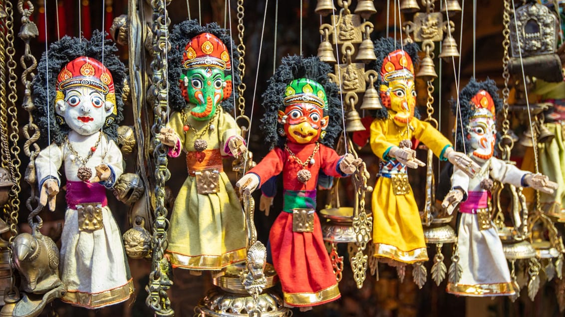 Fine marionetdukker til salg i Bhaktapurs gader