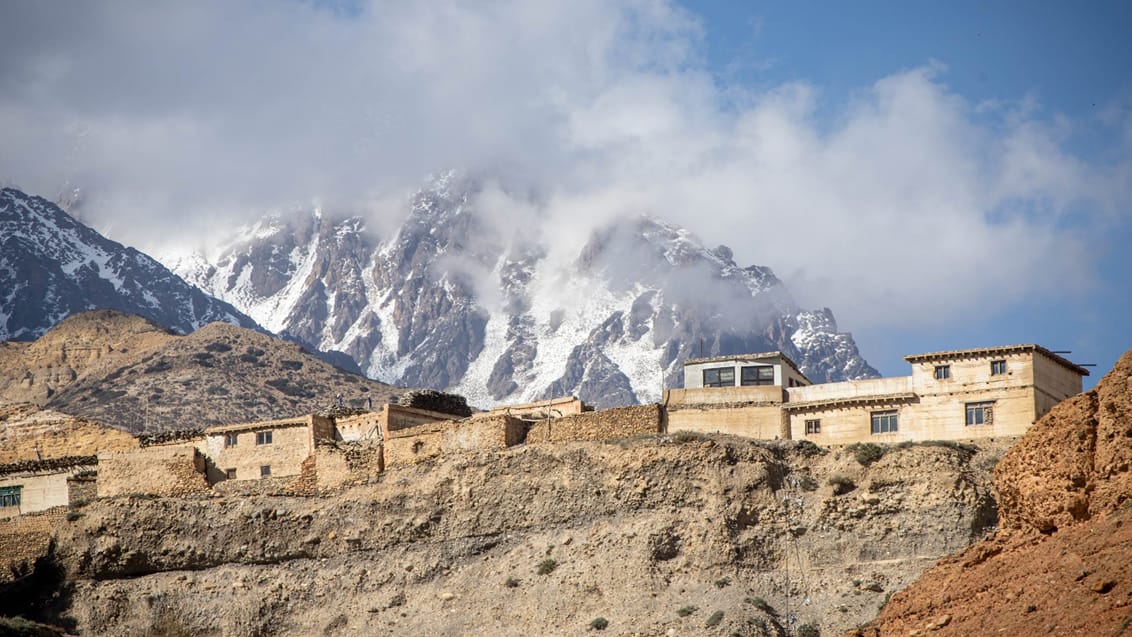Landsbyen Chele med Himalayabjergene i baggrunden
