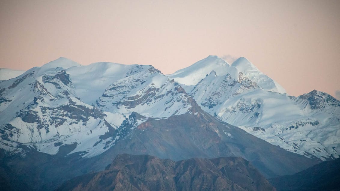 Solnedgang over HImalayas bjergtoppe