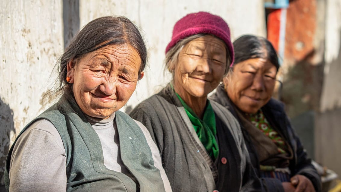 Smilende tibetanske damer i landsbyen Tsarang