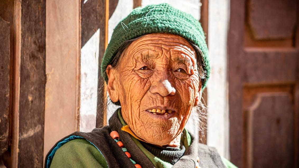 Tibetansk kvinde i Upper Mustang-regionen