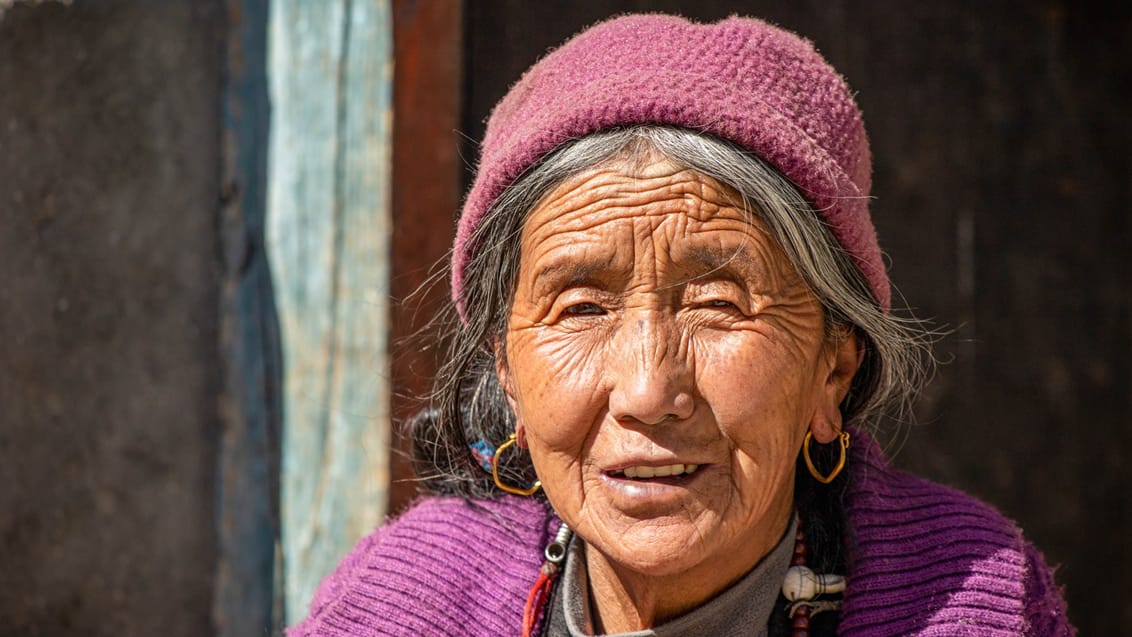 En ældre tibetansk kvinde i Lo Manthang