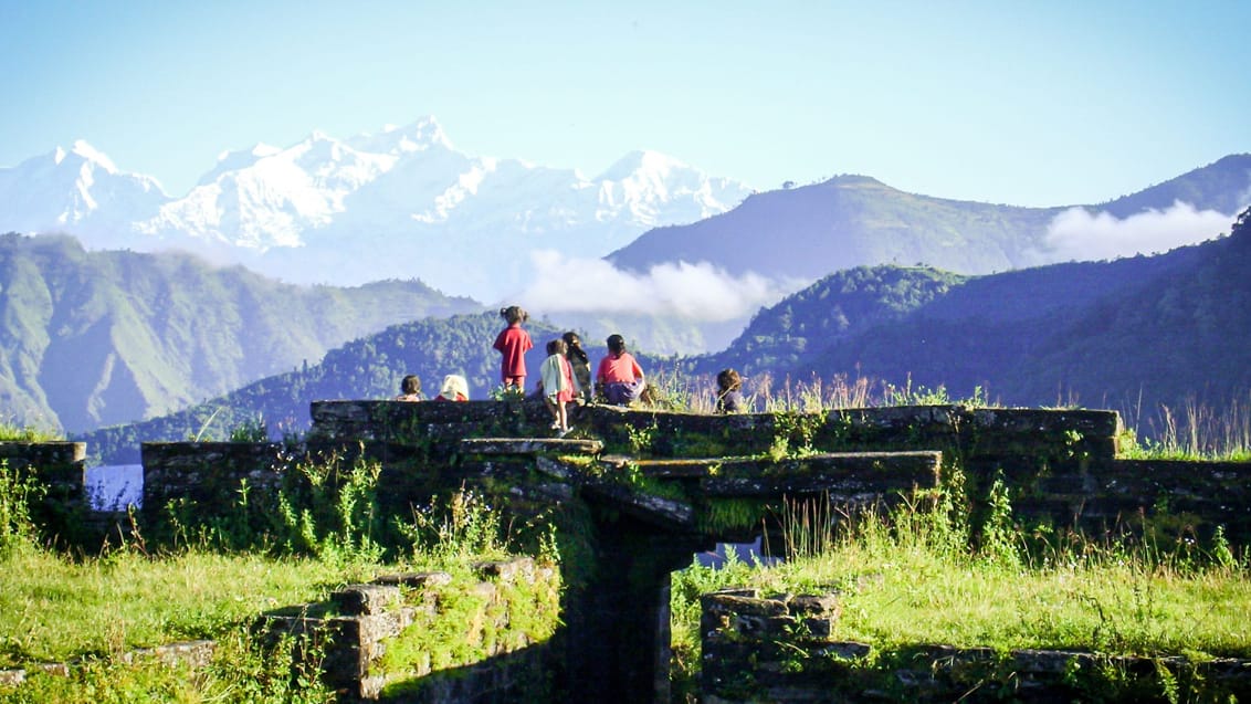 Landsbybørn kigger mod Himalaya fra lavlandet