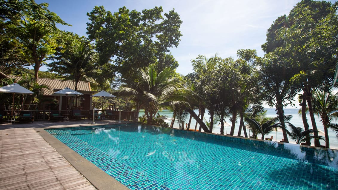 Poolen på hotellet på Koh Samet i Thailand