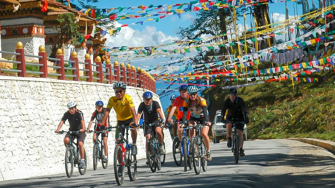 På cykel gennem kongeriget Bhutan