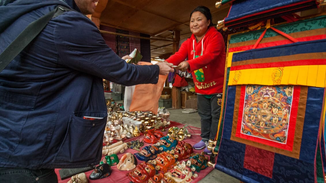 Gør en god handel på markedet i Thimphu