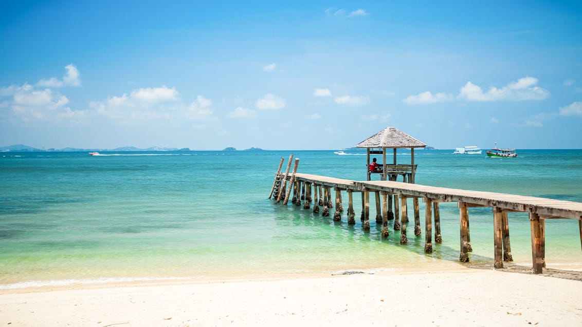 Det krystalblå vand ved Koh Samet i Thailand