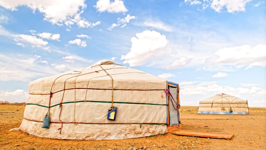 Et traditionelt ger-telt i det golde landskab