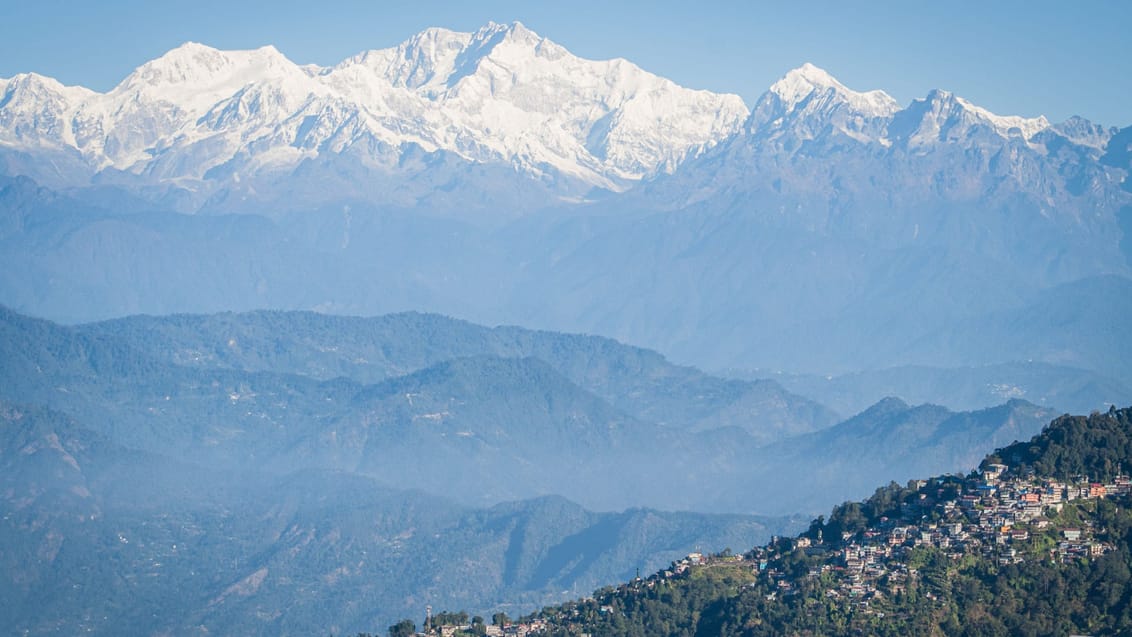 Darjeeling med udsigt til de høje himalayabjerge