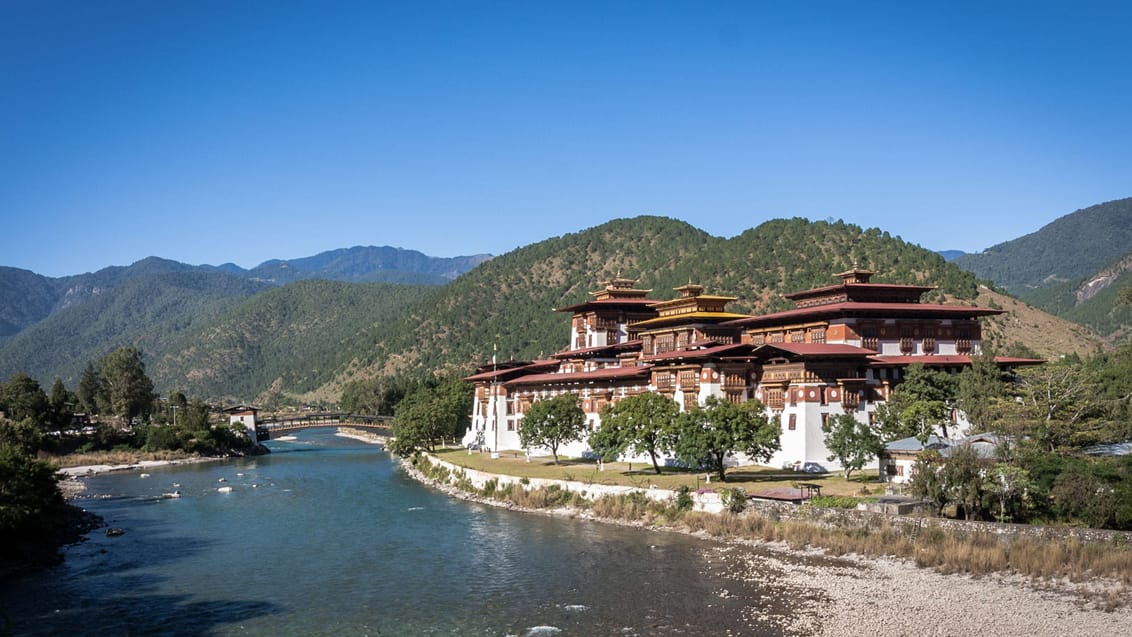Punakha Dzong i den smukke Punakha-dal i Bhutan