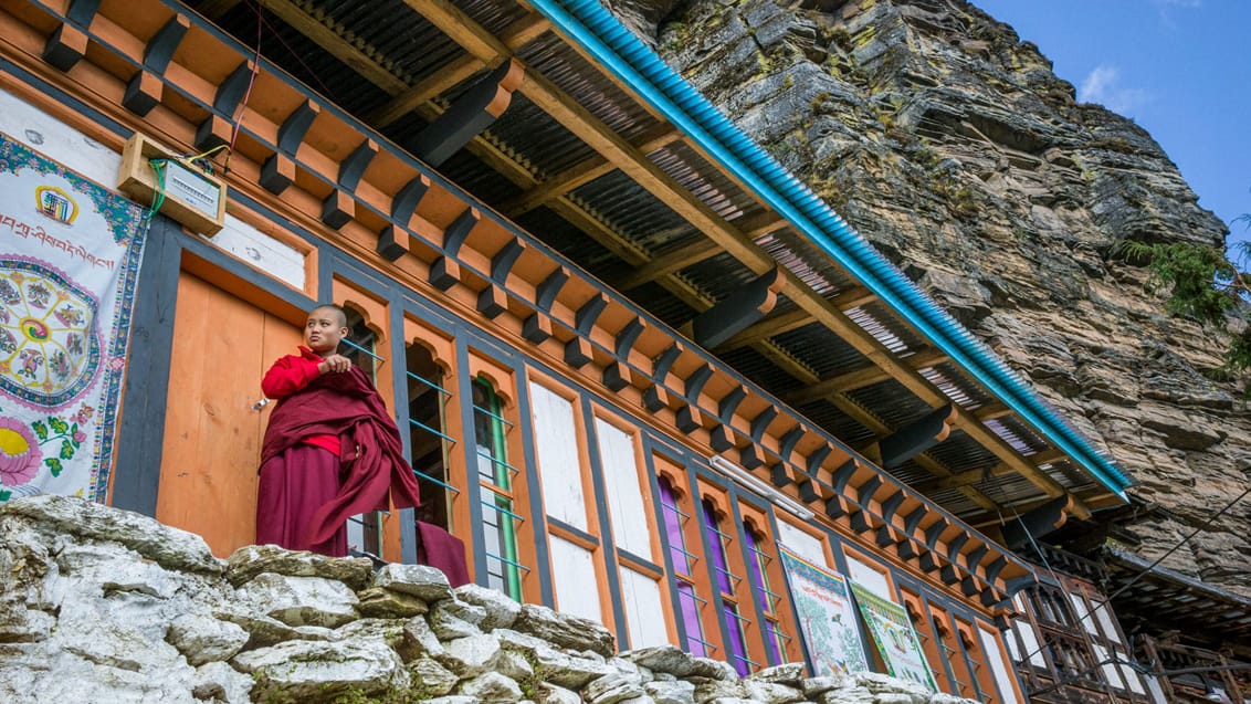 En nonne på et lokalt kloster i Bhutan