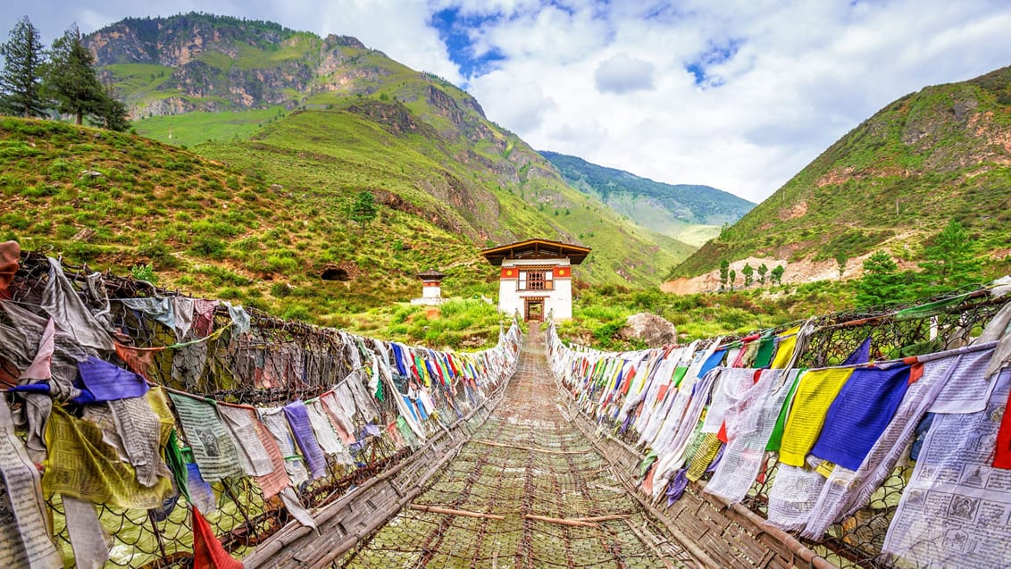 En af Bhutans mange hængebroer